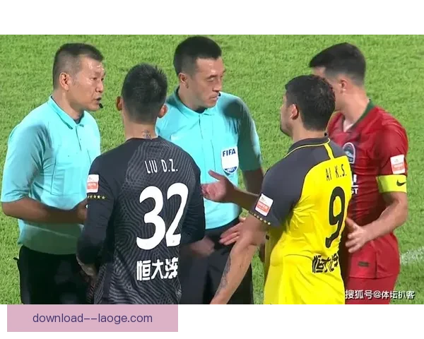 萨里因球队表现失望怒摔水瓶提前离场返回更衣室引发热议